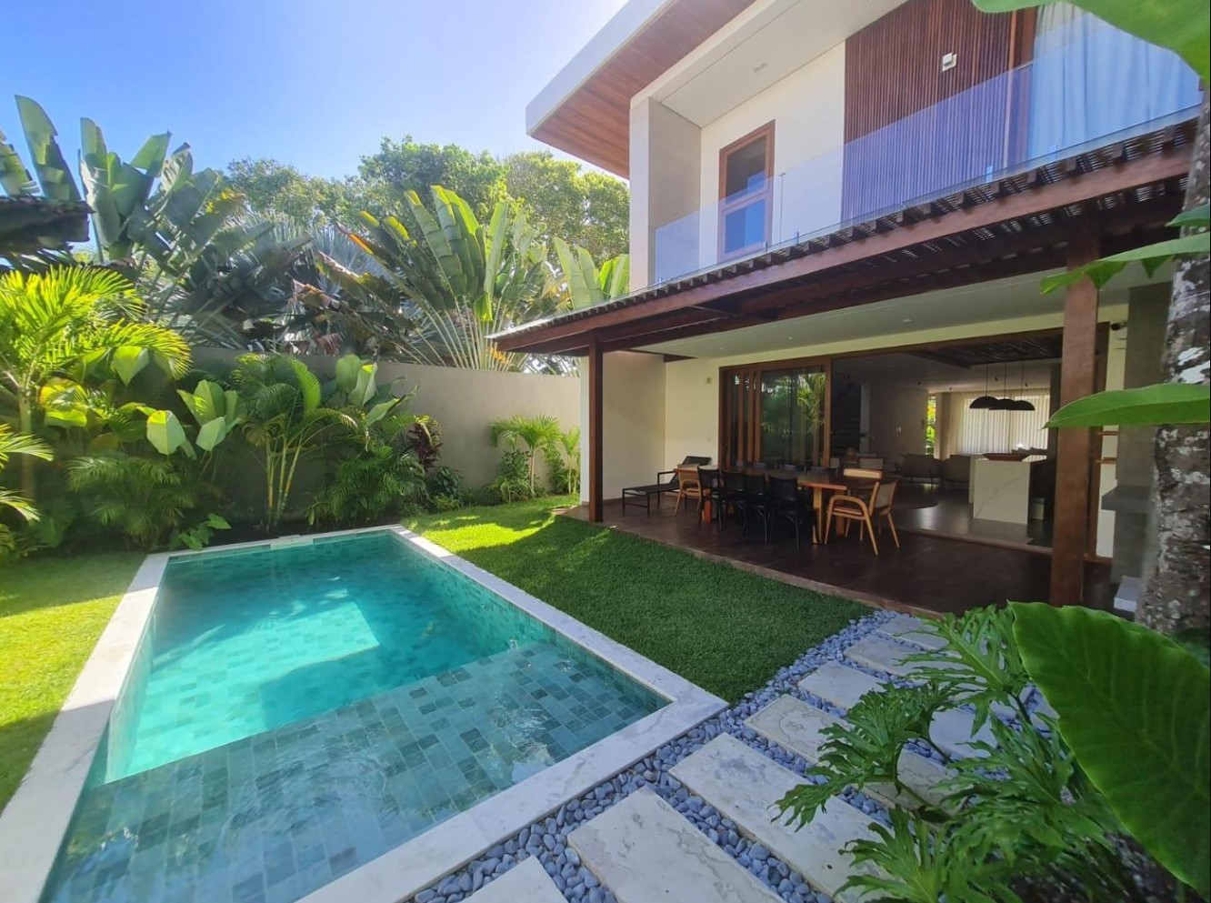 Casa mobiliada de alto padrão com 4 suítes, piscina e acabamento sofisticado em Arraial d’Ajuda em Porto Seguro/BA