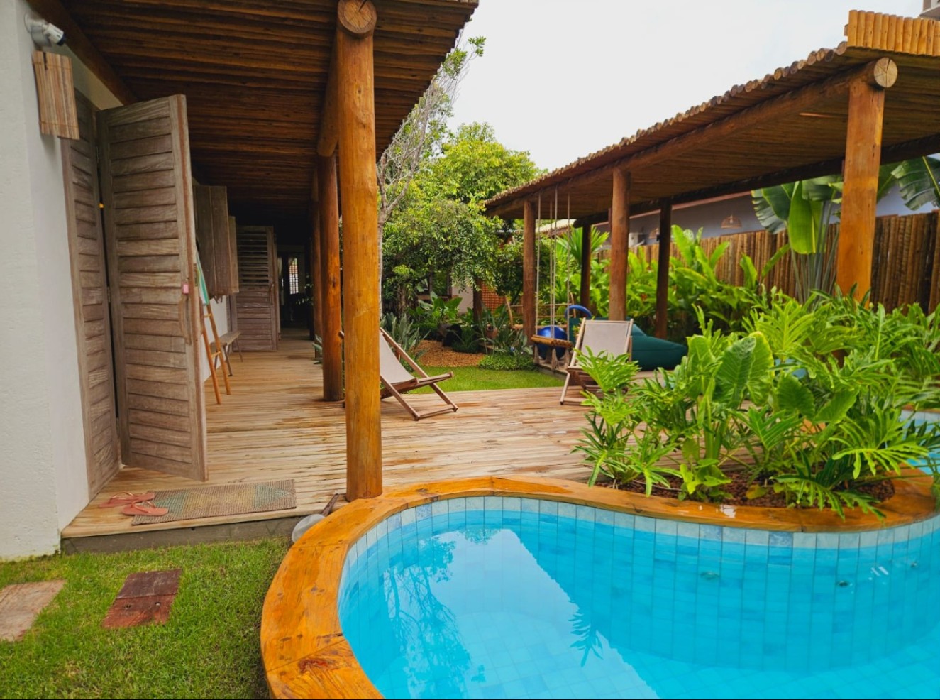 Casa de alto padrão assinada pela Arquitetura a 300 metros da praia em Porto Seguro/BA