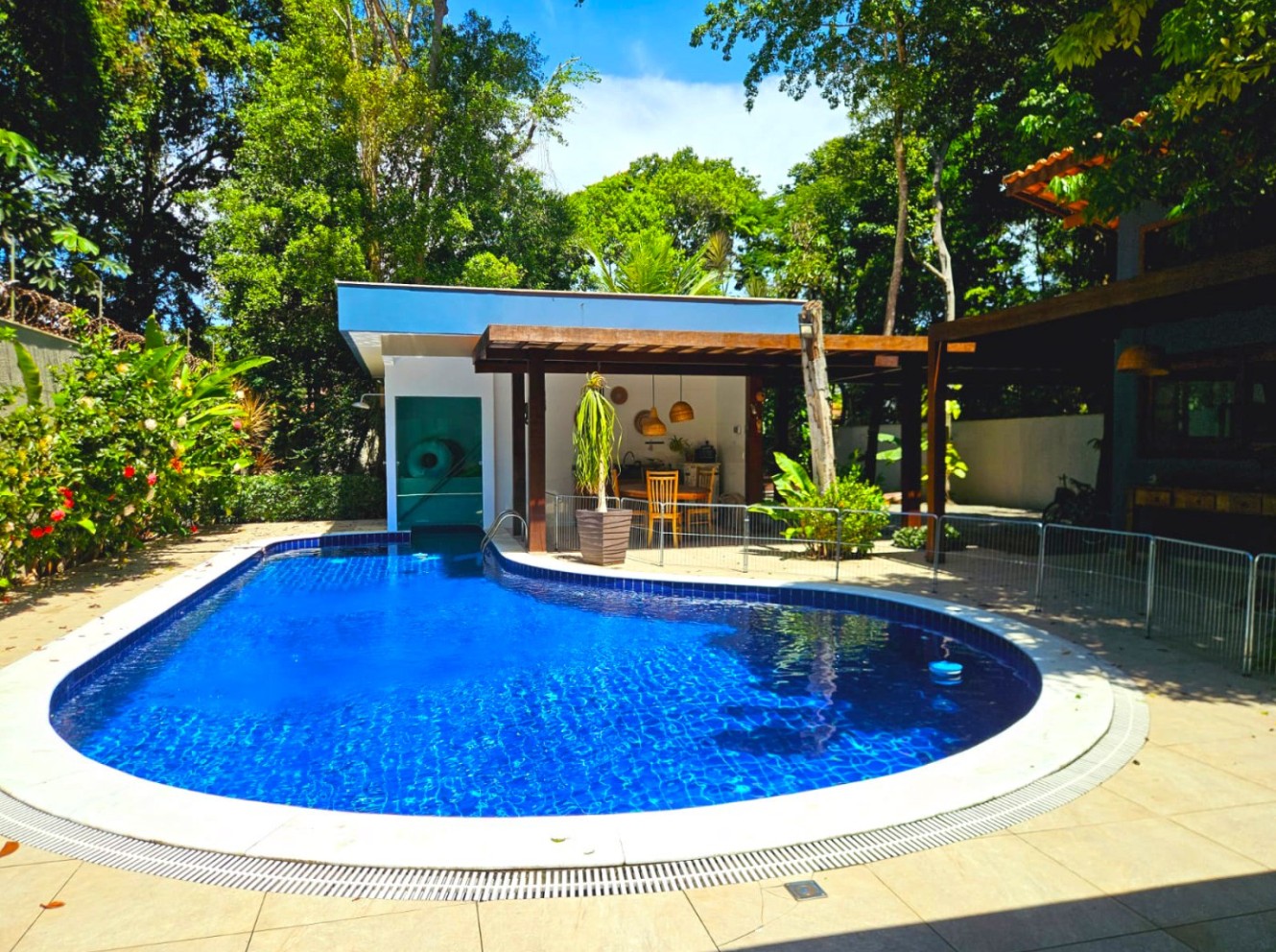 Casa de alto padrão com 5 suítes, piscina e sauna a 300 metros da praia em Arraial d’Ajuda em Porto Seguro/BA