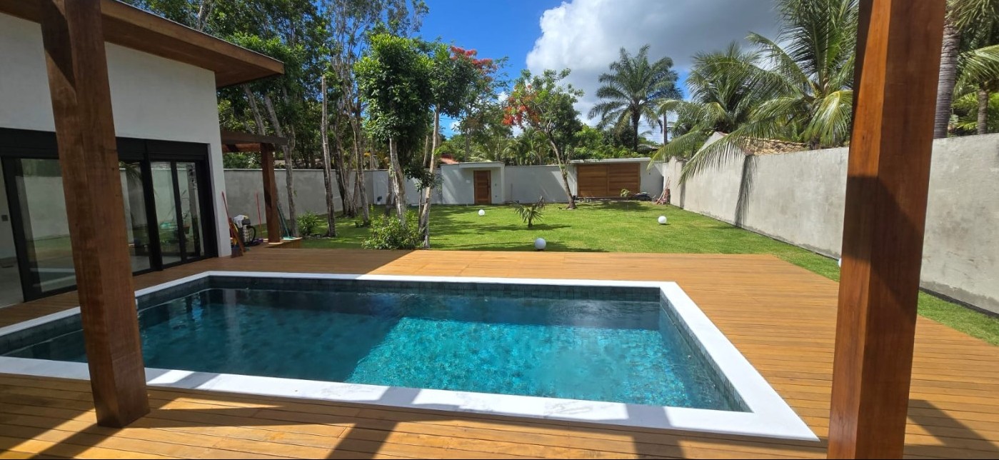 Casa de alto padrão com suíte master, 2 chalés independentes e piscina em Arraial d’Ajuda em Porto Seguro/BA