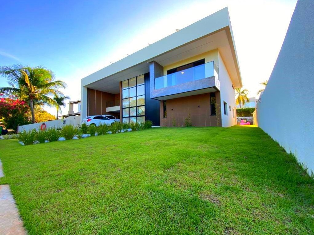 Mansão de alto padrão com 4 suítes, energia solar e praia privativa em Busca Vida em Porto Seguro/BA