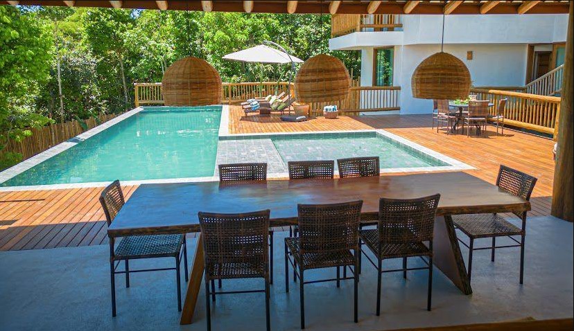 Casa de alto padrão com 5 suítes, piscina com borda infinita e área de lazer completa em Trancoso em Porto Seguro/BA