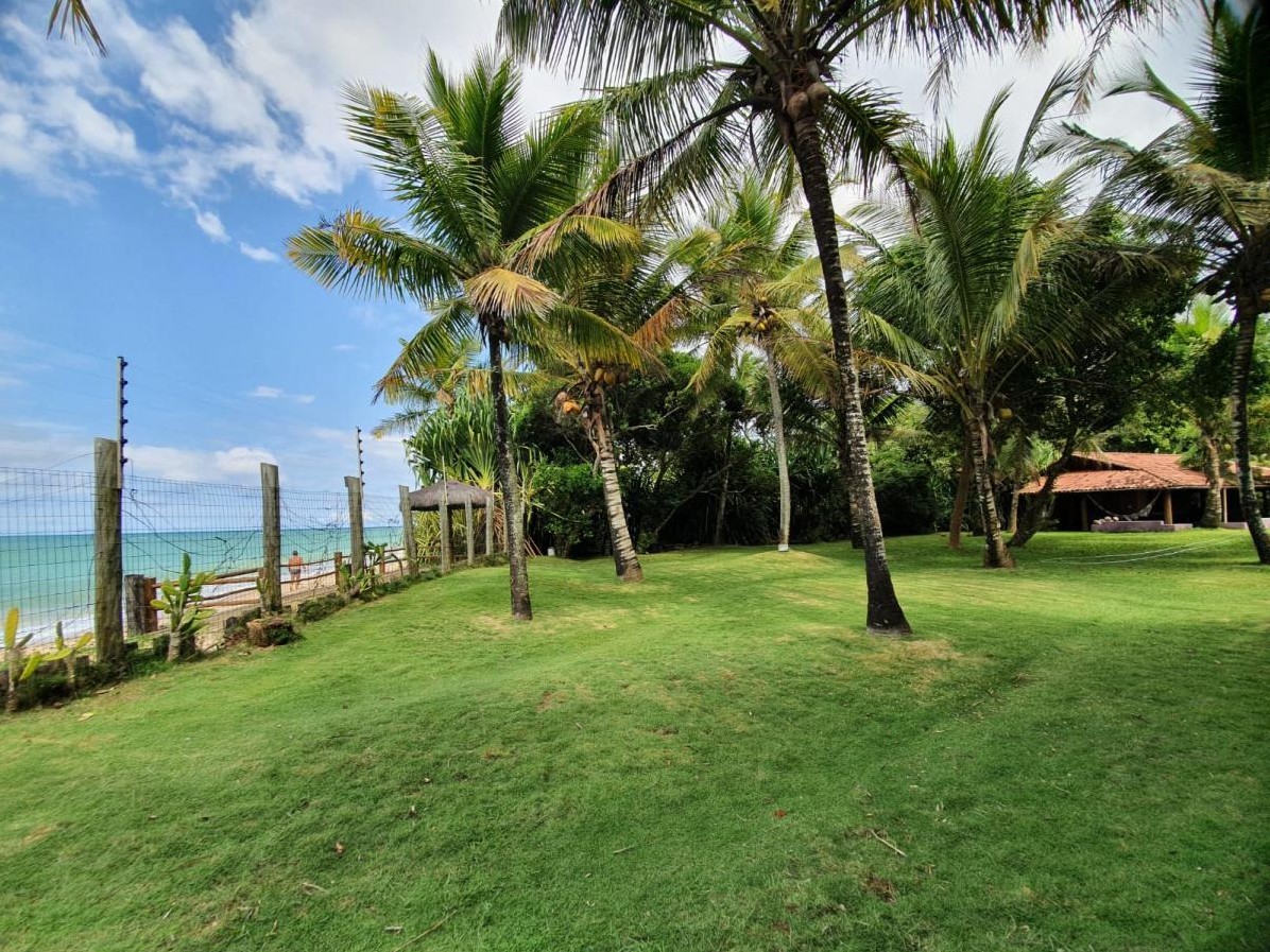 Casa pé na areia com praia privativa e terreno de 2.400 m² em Arraial d’Ajuda em Porto Seguro/BA