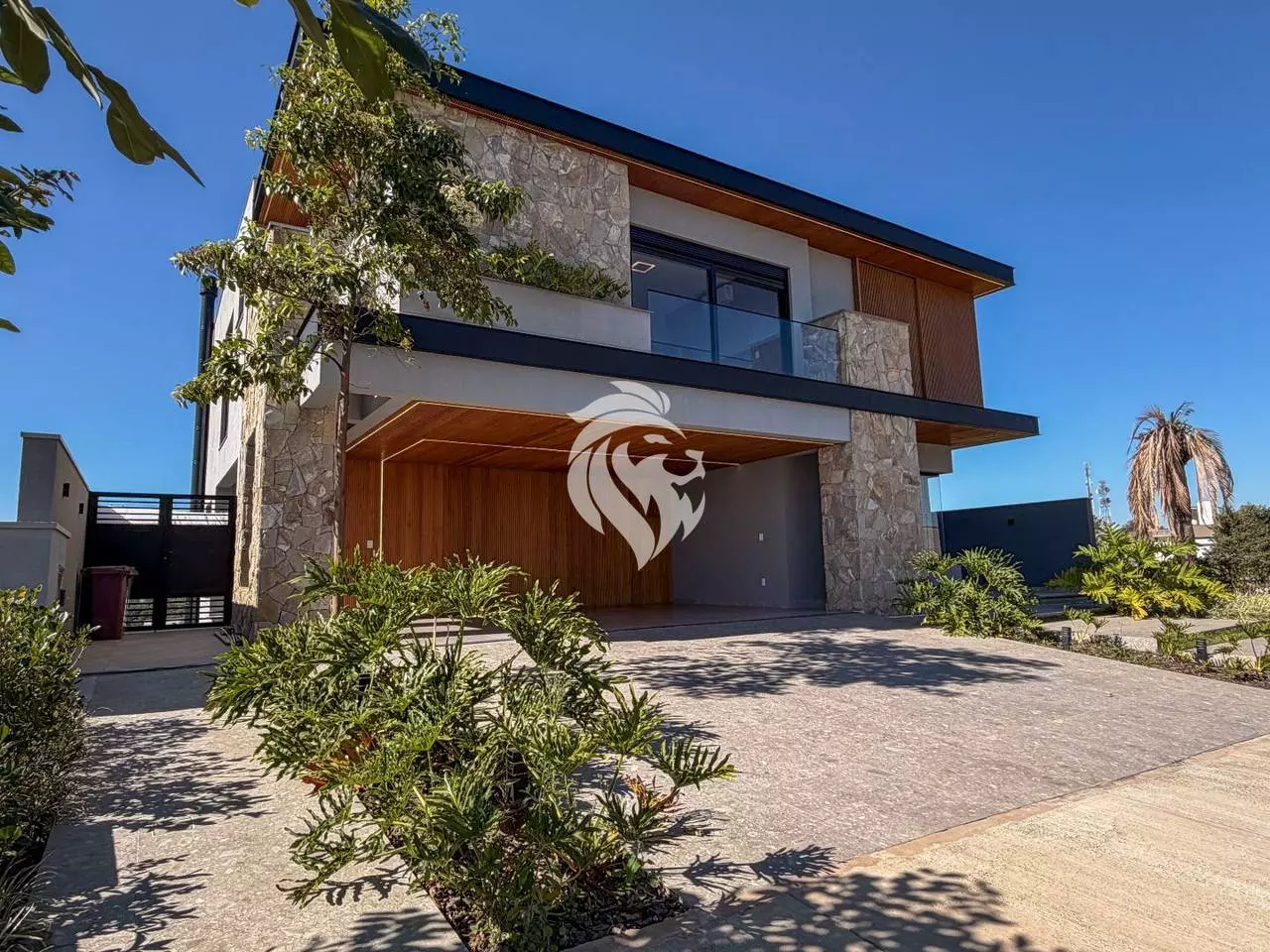 Sobrado de 530 m² com 4 suítes, elevador e adega no Villa dos Pinheiros em Indaiatuba/SP