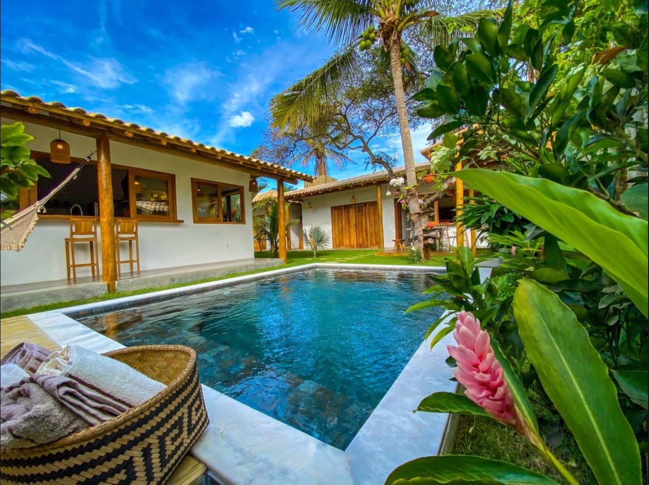 Casa de alto padrão com 4 suítes, piscina e área gourmet próxima ao Quadrado de Trancoso em Porto Seguro/BA